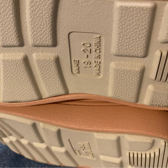 Child’s rain boots - Picture 5 of 6